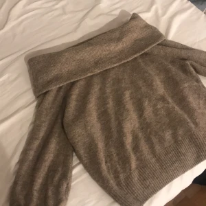 Hm stickad tröja - En gråbrun stickad tröja men fint skick. Super skön tröja nu till hösten och vintern. Den är i storlek S 