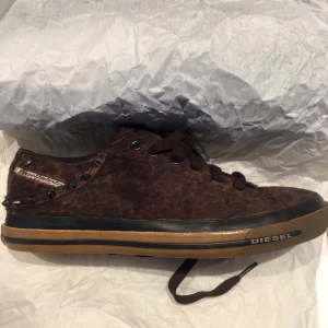 Limited ed. Diesel sneakers storlek 39 - Nya/oanvända sneakers med fake fur och nitar.