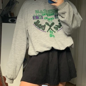 Kjol - Svart kjol🖤 Storleken är en XS men eftersom bandet i midjan är stretchigt så skulle jag säga att det passar upp mot S eller mer!