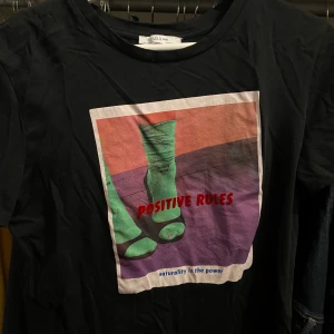 T-Shirt från Zara - Sjukt ball t-Shirt från Zara i strl S. Aldrig använd, bara legat i garderoben. Säljer för 50kr, köparen står för frakt, möts annars upp i Sthlm 💋