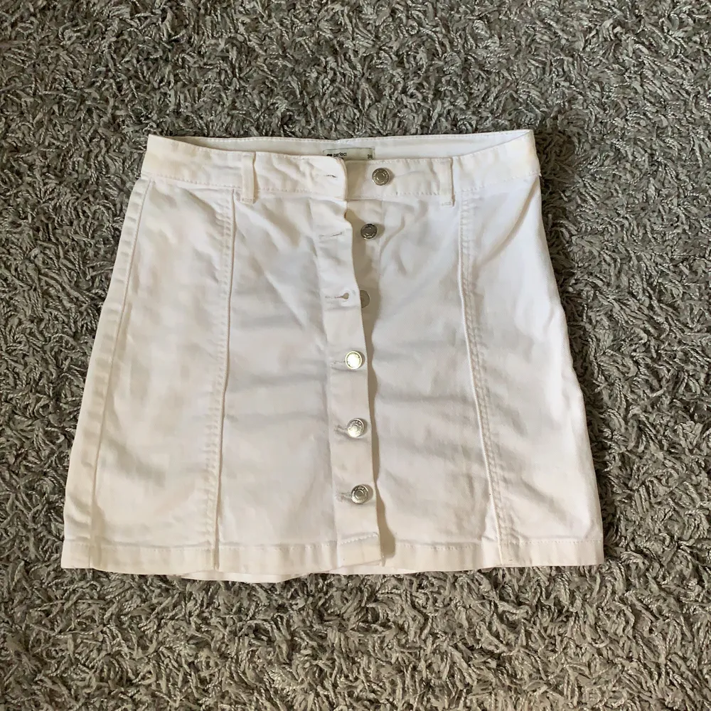 En vit jeans kjol från Gina, men silvriga knappt. I storlek 36. . Kjolar.