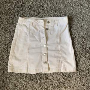 En vit jeans kjol från Gina, men silvriga knappt. I storlek 36. 