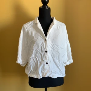 Skjorta blus  - Väl använd skjorta. Små trådar lösa därav biligt pris