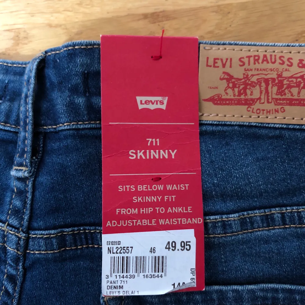 Helt oanvända jeans från Levi’s köpta i USA. Säljer för halva inköpspriset.  modellens namn är bara ”skinny”, men sitter ungefär som deras ”mile high”, de är bara lite lägre i midjan. De är perfekta om du är lite mellan storlekar eftersom de har justerbar midja!!. Jeans & Byxor.