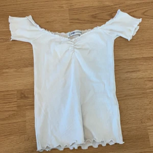 Vit off shoulder - Supersöt off shoulder storlek xs. Används tyvärr inte längre. 50kr, frakt ingår i priset.