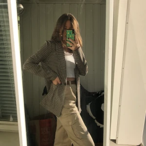 Rutig kavaj - Superfin rutig kavaj från H&M! Använd 2-3 gånger och är som i nyskick🥰 storlek S