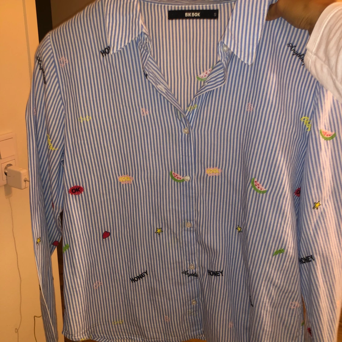 Blå randig skjorta med stickers