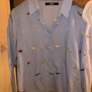 Blå randig skjorta med stickers - Skjorta