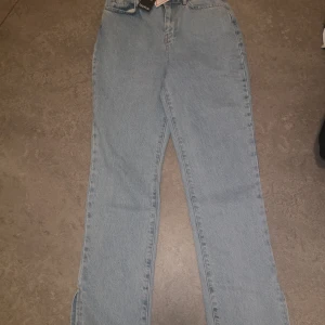 Boohoo jeans med slit, storlek 32 i petite - Helt o andvända då jag köpte fel storlek, her endast haft dem i 1 månad, pris kan diskuteras.