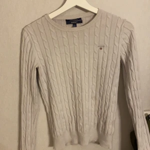 Kavelstickad grå gant tröja - Storlek S, i bra skick.