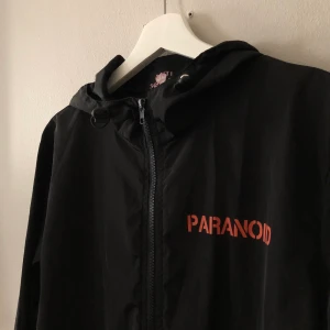 Vindjacka - Anti social social club vindjacka. Köpt för ca 2 år sedan och har fått för lite användning på senaste!⭐️