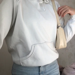 Vit hoodie - Säljer denna vita bikbok hoodien. Den är relativt använd men i bra skick. Nypris 299kr Mitt pris 50kr+frakt💕