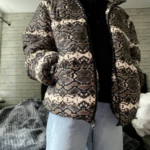 Ormskinnsjacka - Jacka från pull & bear nypris 819kr aldrig använd