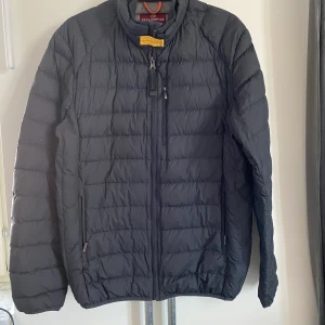 Parajumpersjacka - ✨🖤INTRESSEKOLL på min superfina parajumpersjacka!🌝 Den är nästintill oanvänd och bara hängt i garderoben. Den är i storleken youth - L men det motsvarar en S i vuxenstorlek. Säljs vid rätt bud så buda ifrån 1700kr! Nypris var 4100kr!