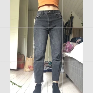 Svarta jeans - Coola svarta jeans från pull & bear, köpta i Spanien! Snygg detalj med fågel på en av fickorna🌟 frakt ingår inte ❤️ passar mig som S/M bra.