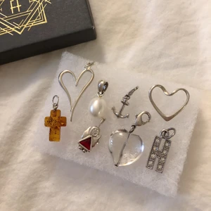 Berlocker i mängder!  - Säljer olika berlocker som jag aldrig använder, finns i flera former som hjärtan, kors och ankare i silver och bärnsten. 40kr/styck! 60kr för 2st! Frakt tillkommer ✨ (de som finns kvar är pärlan, alla hjärtan på första bilden och ankaret)