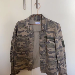 Camoflage jacka  - Camoflage jacka från pull & bear, jag har köpt den i en lite större storlek än vad jag har för att jag tycker att den är snygg som en oversized modell