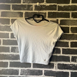 Blå t-shirt - Säljer åt min syster: säljer en ljusblå t-shirt. Fråga för fler bilder:)
