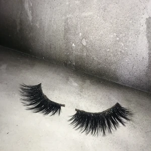 Fransar - Ett par mink fransar från ” your lasheses”      Använda 2-3 ggr men ff i fint skick! Frakt tillkommer<3