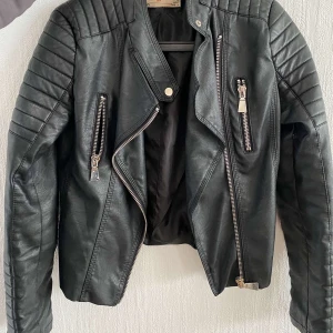 Snygg jacka  - Snygg jacka från chiqulle, använd fåtal gånger. Köpt på deras hemsida. Storlek 40, ganska liten i storleken. Köpte den för cirka 700kr säljer för 300kr frakt 60kr. Hör av er!! 