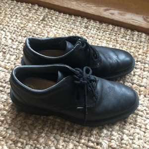 Arbetsskor (BK, donken) - Arbetsskor till snabbmatsrestaurang! Köpte dessa via burgerking för ca 1200kr. Använda fåtal gånger så dom är inprincip i nykick! Robusta skor som är sköna för långa pass med anti glid sulor. Strl 39