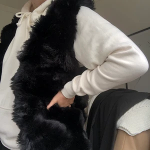 Fuskpälsväst - Fuskpälsväst! Endast använd en gång. Jättefin nu till hösten! Storlek M/L men passar mer som en S. Frakt 63kr.