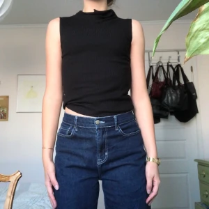 Mörkblå Nelly Trend Jeans - Mörkblå jeans med vita stygn från Nelly i gott skick. Sitter tajt vid midjan och löst över benen. Superstrechiga och bekväma 🧚🏼‍♀️