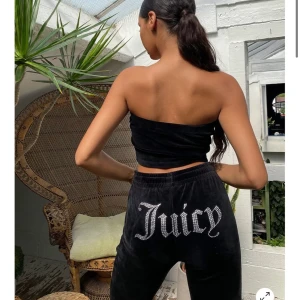 Juicy couture sweatpants - Trendiga mjukisbyxor från Juicy Couture i svart lyxig sammet och med Juicy på rumpan i rhinestones. Säljer då jag råkade beställa 2 st. Helt nya. Flare legs. Perfekt för y2k-älskaren🤩 denna modellen går endast att köpa på UO. Köpta för 75€ + frakt.