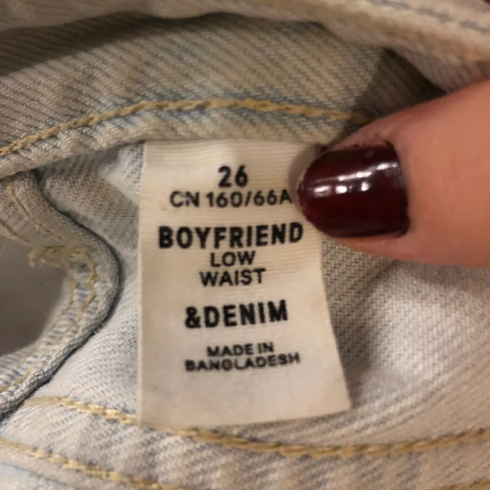 Ljusa slitna boyfriend jeans🦋 används tyvärr inte längre och dem har klarat sig otroligt bra🐛 storlek 26, vilket ja skulle säga är S/36. Jeans & Byxor.