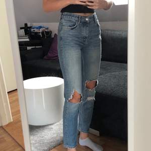 Jeans från Gina Tricot i strl 36💜💜 Bra skick! Lite korta för mig på 178 cm. ✨Köpare står för frakt men möts gärna upp✨