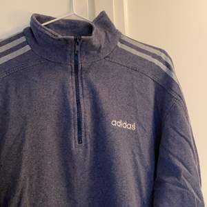 Vintage sweatshirt från Adidas i använt skick. Färgen ska dock vara ”urtvättad”. Ni står för frakten✨