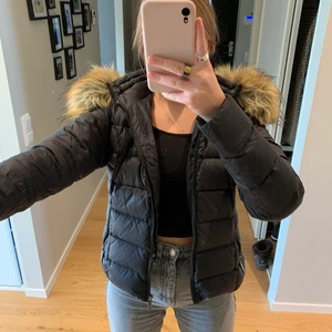 Jacka - Snygg vinterjacka från ROCKANDBLUE storlek 36 men skulle säga passa 34 också. Kommer tyvärr inte kommer till användning, stor och bra luva med fakepäls!!🤍
