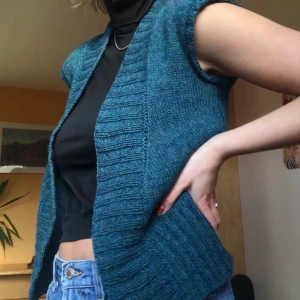 Snygg väst - Skitsnygg väst i olika turkosa/gröna/blå nyanser! Supersnygg över en polotröja, skjorta eller t-shirt! Verkligen unik! FRI FRAKT :)