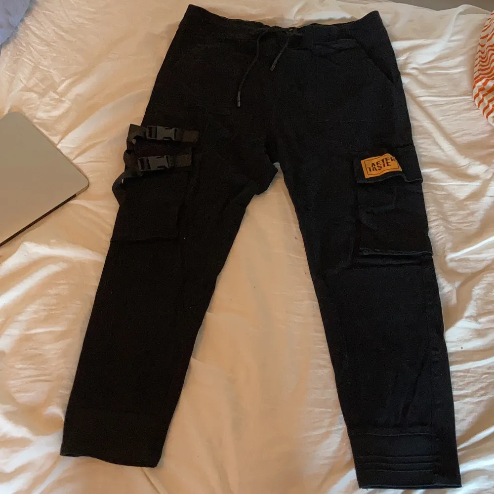 Street pants, mjukt material, ska vara lite baggy. Jeans & Byxor.