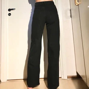 Svarta Wide Jeans - Wide jeans från Lindex. Storlek 34. Själv är jag ca 170 cm lång så skulle säga att de passar till ca 165-170 cm långa. Nypris 499kr, väldigt sparsamt använda.