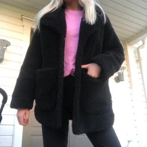 Teddy jacka - Jag säljer en super mysig och fin lång Teddy jacka ifrån Monki, i storlek XS. Passar perfekt nu till hösten, varm och skön