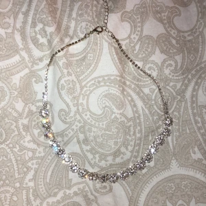 Halsband - Hansband från Glitter använt en kväll. Nypris 199kr 