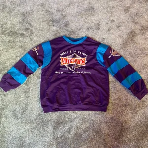 Lila och blå sweatshirt, storlek S - Lila och blå sweatshirt, storlek S. Frakt tillkommer
