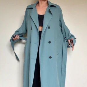 Kappa Lindex strl S - Lite turkos/blå tunn kappa/jacka från Lindex i strl S. Använd 1 gång. Mycket fint skick!  Köparen står för frakt. 