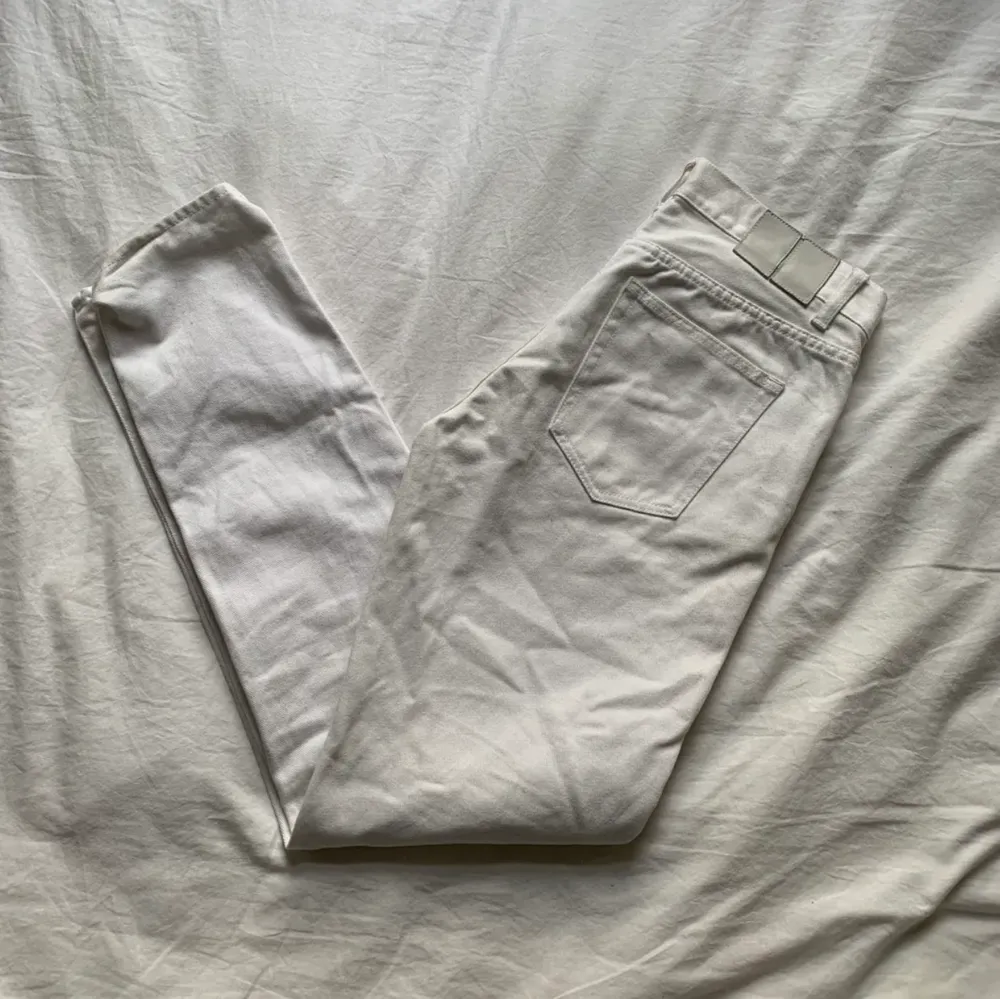 Vita jeans som tyvärr är lite stora i midjan på mig. Passar med skärp på mig som är S, men skulle säga att de är mer än M😊. Jeans & Byxor.