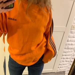 Cool adidaströja köpt secondhand i orange med blåa sträck, oklart vilken storlek det är men skulle gissa på M/L? 