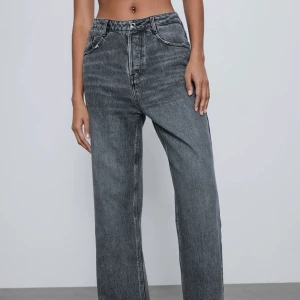Gråa jeans zara - Snygga och trendiga jeans från zara. De är slutsålda och sitter så snyggt!