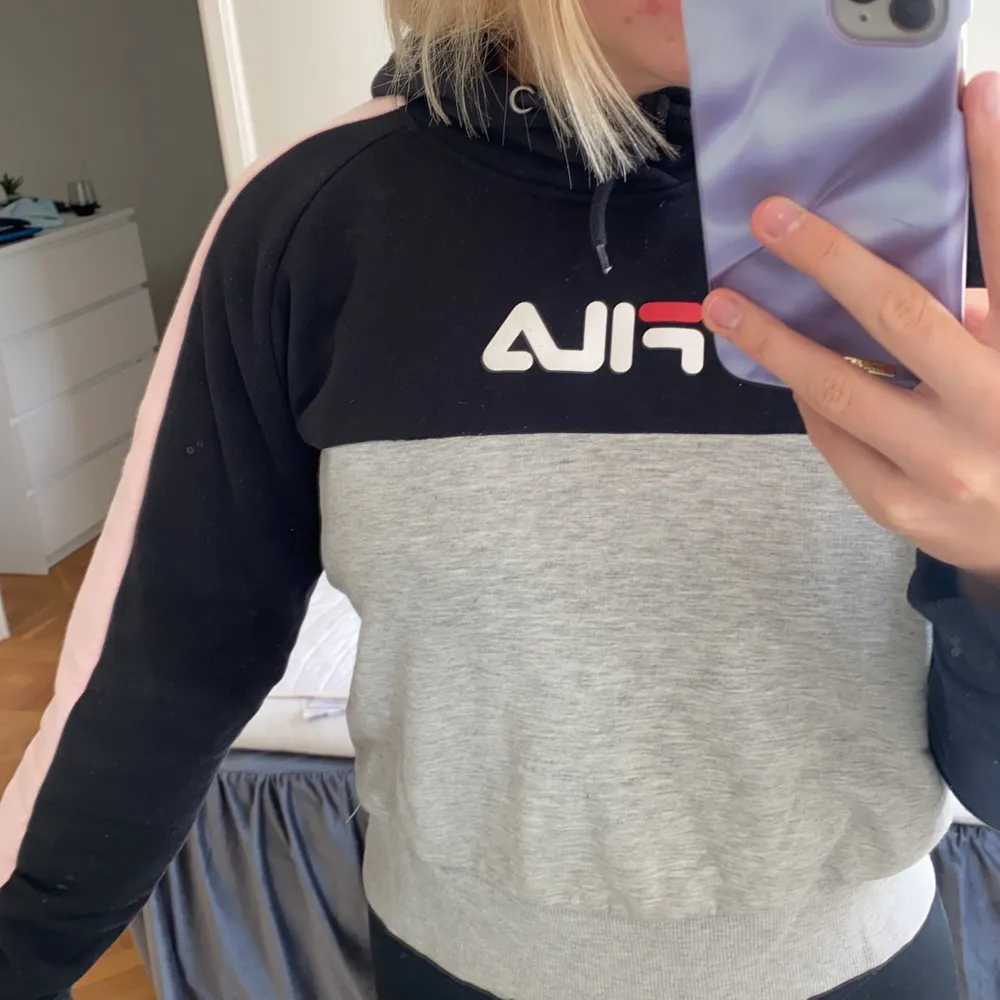 Tänkte kolla intresset på denna croppade hoodie från fila. Är osäker på om jag vill sälja men kan tänka mig att göra det till ett bra pris😋 den är inte så använd så det är bra skick! Jag börjar budgivningen på 250 inklusive frakt, nypris 599💗. Hoodies.