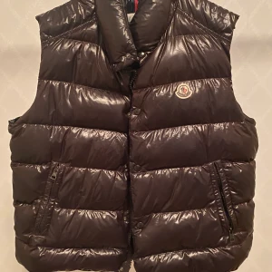 Moncler Tib - Mörk brun, storlek 5. 8/10 skick. Nypris mellan 6000-7000kr