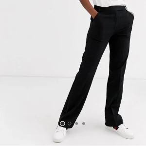 Perfekta kostymbyxor! - Raka, sköna, svarta kostymbyxor från Asos! Dragkedjan har gått sönder så den måste lagas eller om man vill använda t ex säkerhetsnålar. Kram