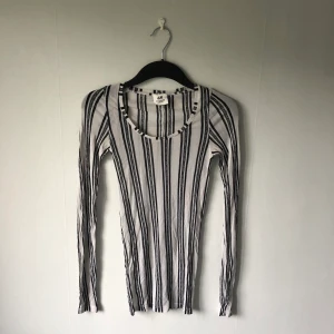 H&M studio s/s 2017  - Säljer en tunn topp från H&M Studio s/s 2017 i storlek 36. 