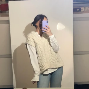 Stickad väst - Stickad väst från zara. Tjock och i bra kvallite. Är i storlek M men XS-L kan ha beroende på hur du vill att den sitter (jag har vanligtsvis XS)🌸 Pris 300 + frakt. Priset går att diskuteras vid snabb affär🥰🥰