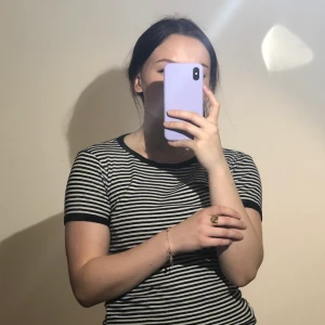 Randig T-shirt  - Randig T-shirt i mjukt material. Storlek XS🌸 Pris 20 kr + frakt.