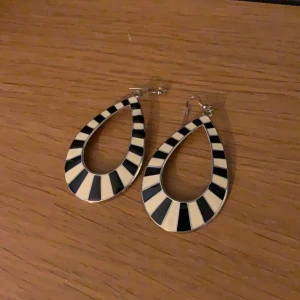 Balla svart/vita örhängen - Fina och balla svart/vita örhängen säljes för endast 20:-. 