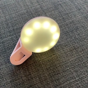 Selfie light/klämma  - Selfie light / klämma säljes, fästs på mobilen. Hämtas upp i värnhem, Malmö. Kan skickas, köpare står för frakt.